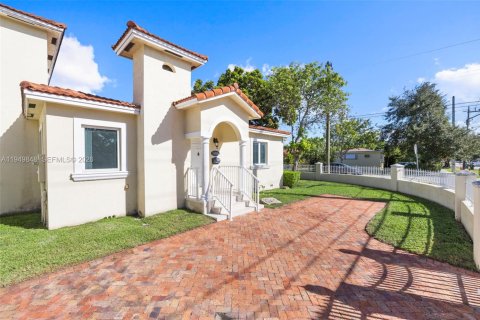 Снять в аренду виллу или дом в Майами, Флорида 2 спальни, 111.48м2, № 2005573 - фото 2