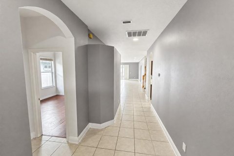House in Tampa, Florida 4 bedrooms, 238.2 sq.m. № 2314497 - photo 2