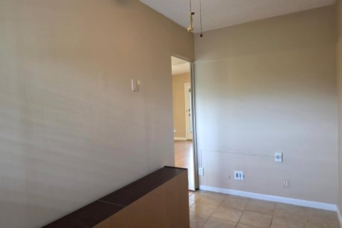 Condominio en venta en Coconut Creek, Florida, 1 dormitorio, 74.14 m2 № 2251156 - foto 14