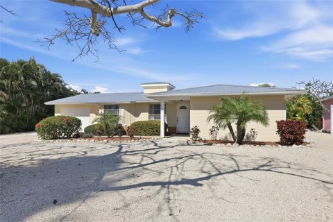 House in Anna Maria, Florida 2 bedrooms, 113.62 sq.m. № 2151076