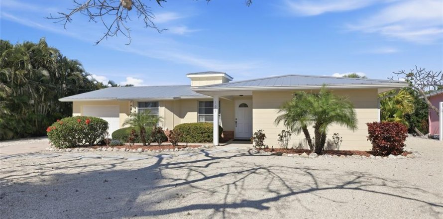 House in Anna Maria, Florida 2 bedrooms, 113.62 sq.m. № 2151076