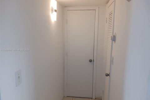 Condo in Aventura, Florida, 1 bedroom  № 2060999 - photo 9