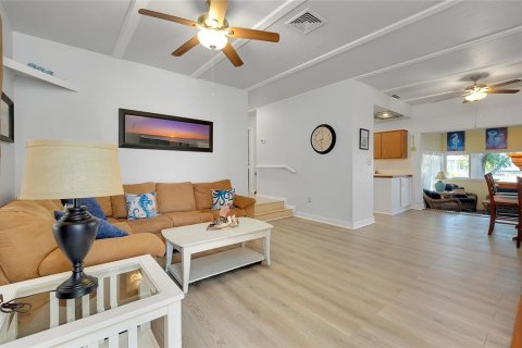 House in Port Charlotte, Florida 4 bedrooms, 167.04 sq.m. № 2223785 - photo 6