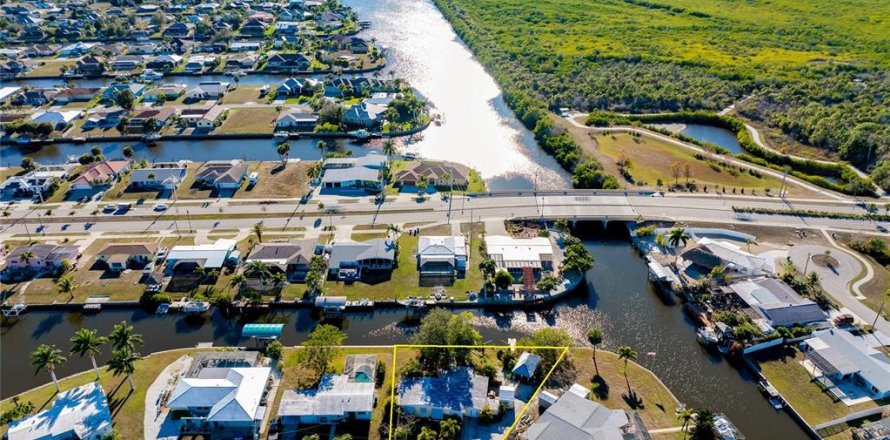 House in Port Charlotte, Florida 4 bedrooms, 167.04 sq.m. № 2223785