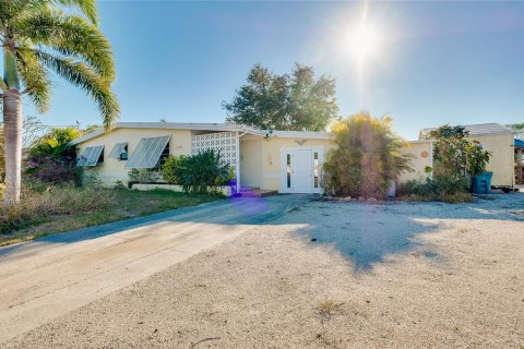House in Port Charlotte, Florida 4 bedrooms, 167.04 sq.m. № 2223785 - photo 2