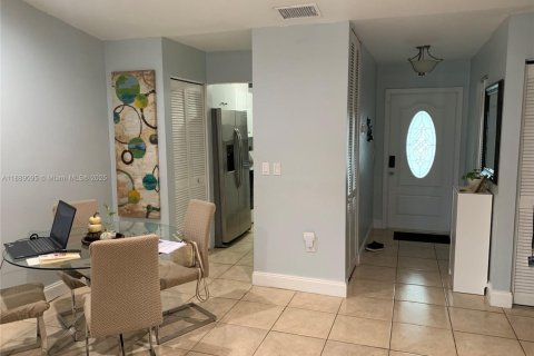 Townhouse in Miami, Florida 2 bedrooms, 90.12 sq.m. № 2012376 - photo 5