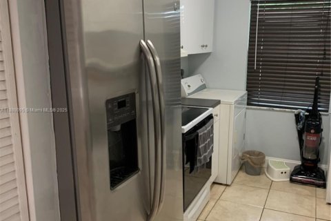 Townhouse in Miami, Florida 2 bedrooms, 90.12 sq.m. № 2012376 - photo 7