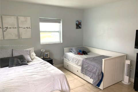 Townhouse in Miami, Florida 2 bedrooms, 90.12 sq.m. № 2012376 - photo 11