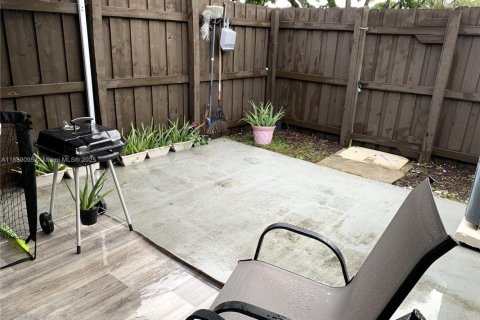 Townhouse in Miami, Florida 2 bedrooms, 90.12 sq.m. № 2012376 - photo 16