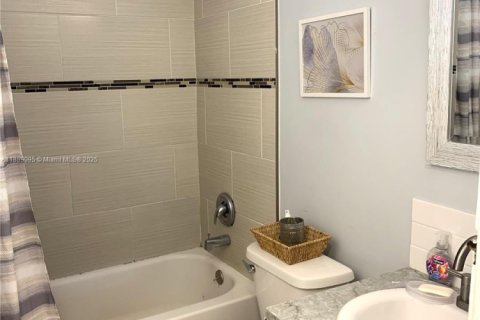 Townhouse in Miami, Florida 2 bedrooms, 90.12 sq.m. № 2012376 - photo 12