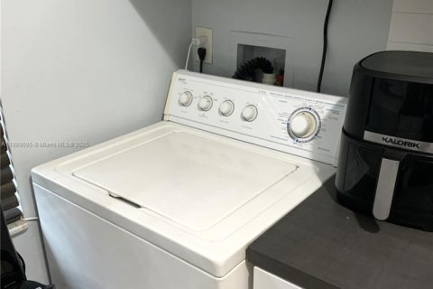 Townhouse in Miami, Florida 2 bedrooms, 90.12 sq.m. № 2012376 - photo 13