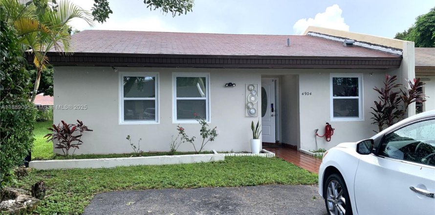 Townhouse in Miami, Florida 2 bedrooms, 90.12 sq.m. № 2012376