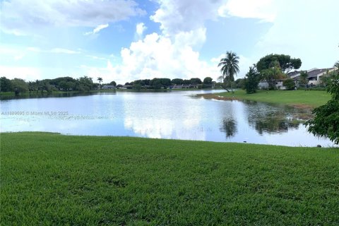 Townhouse in Miami, Florida 2 bedrooms, 90.12 sq.m. № 2012376 - photo 17