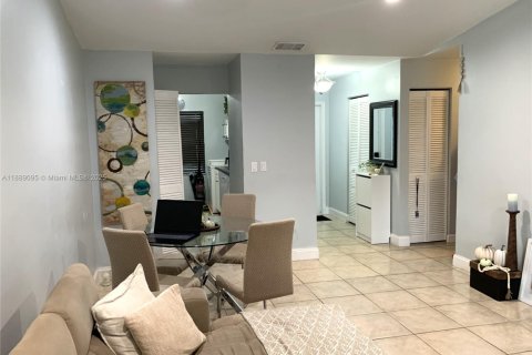 Townhouse in Miami, Florida 2 bedrooms, 90.12 sq.m. № 2012376 - photo 2