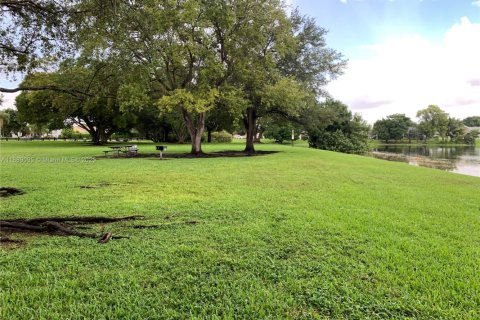 Townhouse in Miami, Florida 2 bedrooms, 90.12 sq.m. № 2012376 - photo 19