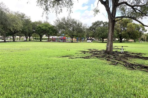 Townhouse in Miami, Florida 2 bedrooms, 90.12 sq.m. № 2012376 - photo 18