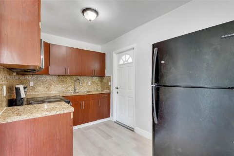 House in Miami, Florida 2 bedrooms № 2009868 - photo 7