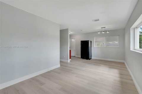 House in Miami, Florida 2 bedrooms № 2009868 - photo 3