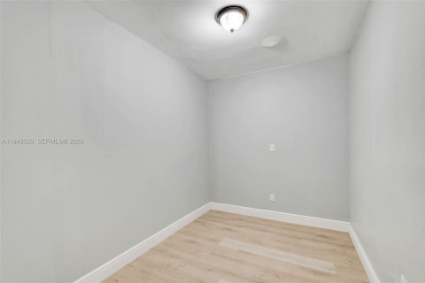 House in Miami, Florida 2 bedrooms № 2009868 - photo 9