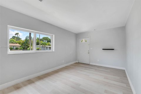 House in Miami, Florida 2 bedrooms № 2009868 - photo 5