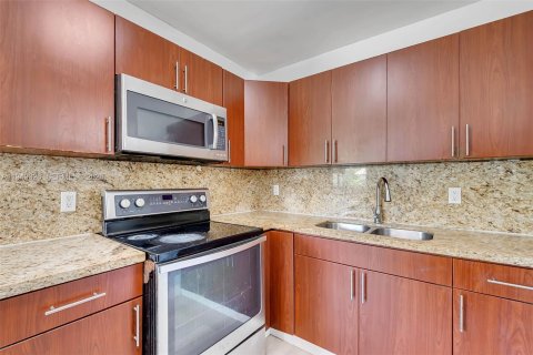 House in Miami, Florida 2 bedrooms № 2009868 - photo 8