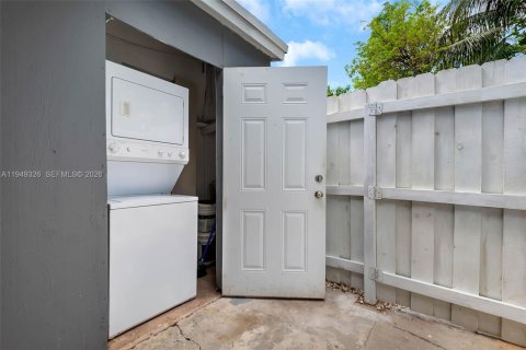 House in Miami, Florida 2 bedrooms № 2009868 - photo 15