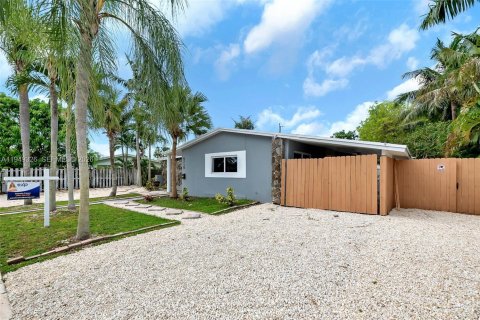 House in Miami, Florida 2 bedrooms № 2009868 - photo 2