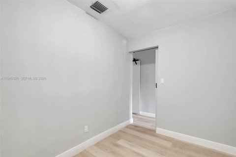 House in Miami, Florida 2 bedrooms № 2009868 - photo 10