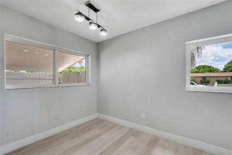 House in Miami, Florida 2 bedrooms № 2009868 - photo 6