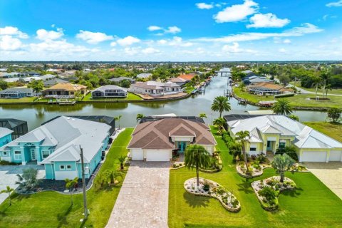 Villa ou maison à vendre à Port Charlotte, Floride: 3 chambres, 189.33 m2 № 2430312 - photo 2