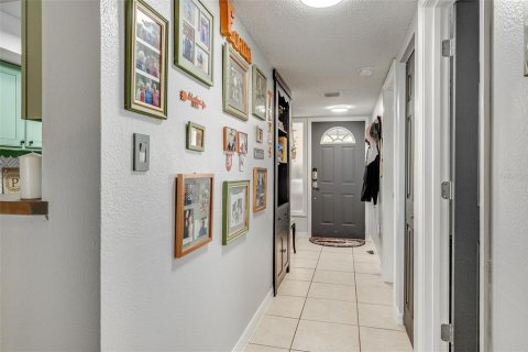 Condo in Titusville, Florida, 2 bedrooms № 2202256 - photo 5
