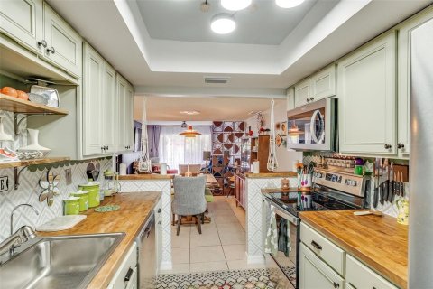 Condo in Titusville, Florida, 2 bedrooms № 2202256 - photo 12