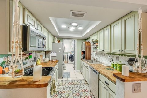 Condo in Titusville, Florida, 2 bedrooms № 2202256 - photo 9