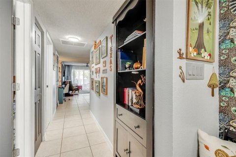Condo in Titusville, Florida, 2 bedrooms № 2202256 - photo 4