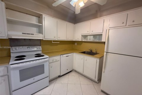 Condo in Hallandale Beach, Florida, 1 bedroom № 2054448 - photo 12