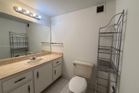 Condo in Hallandale Beach, Florida, 1 bedroom № 2054448 - photo 13