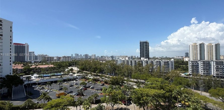 Condo in Hallandale Beach, Florida, 1 bedroom № 2054448