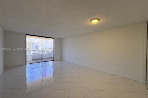 Condo in Hallandale Beach, Florida, 1 bedroom № 2054448 - photo 6