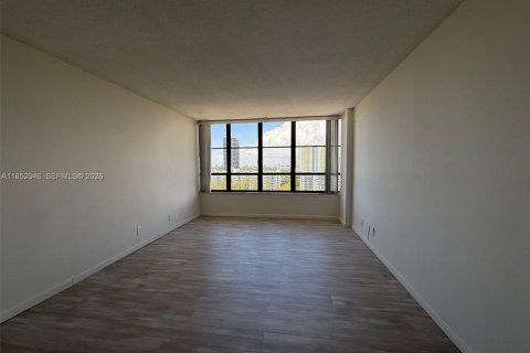 Condo in Hallandale Beach, Florida, 1 bedroom № 2054448 - photo 9