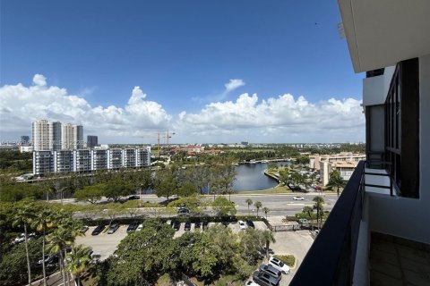 Condo in Hallandale Beach, Florida, 1 bedroom № 2054448 - photo 2