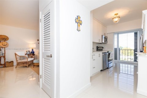Condominio en venta en Key Biscayne, Florida, 1 dormitorio, 69.12 m2 № 2012459 - foto 26