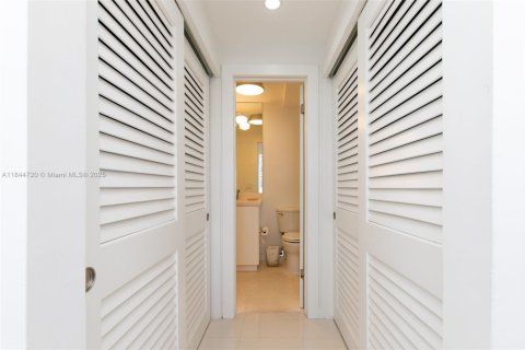 Condominio en venta en Key Biscayne, Florida, 1 dormitorio, 69.12 m2 № 2012459 - foto 29