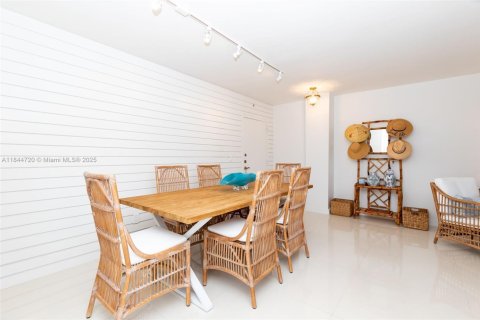 Condominio en venta en Key Biscayne, Florida, 1 dormitorio, 69.12 m2 № 2012459 - foto 8