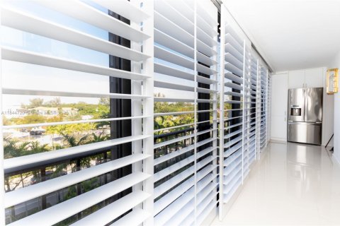 Condominio en venta en Key Biscayne, Florida, 1 dormitorio, 69.12 m2 № 2012459 - foto 18