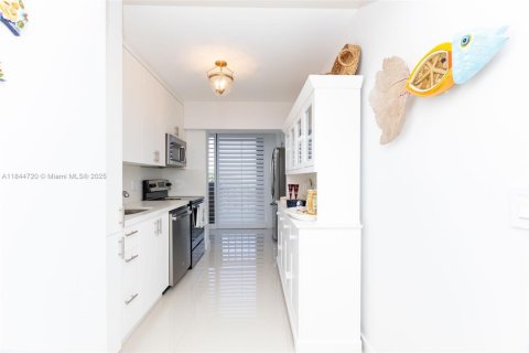 Condominio en venta en Key Biscayne, Florida, 1 dormitorio, 69.12 m2 № 2012459 - foto 21