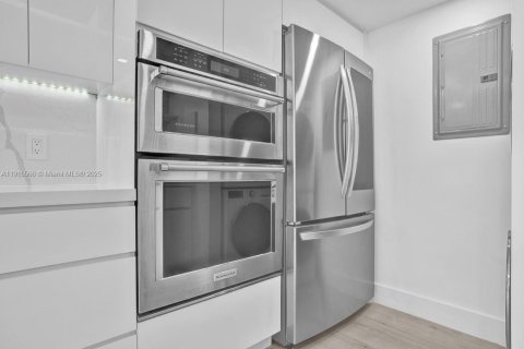 Condo in Miami Beach, Florida, 1 bedroom  № 1973551 - photo 7