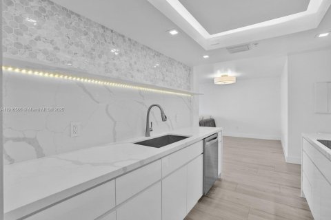 Condo in Miami Beach, Florida, 1 bedroom  № 1973551 - photo 6
