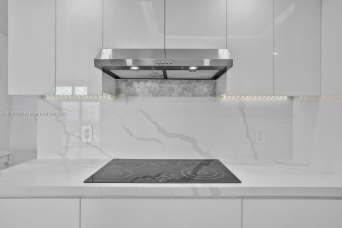 Condo in Miami Beach, Florida, 1 bedroom  № 1973551 - photo 9