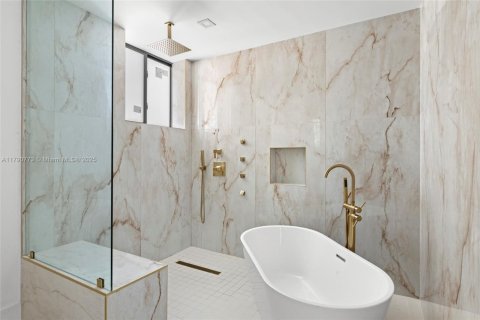 Casa en venta en Hialeah, Florida, 4 dormitorios, 271.83 m2 № 1695827 - foto 25