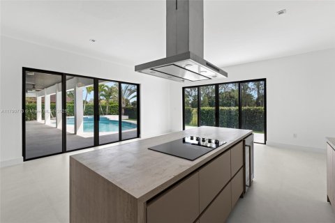 Casa en venta en Hialeah, Florida, 4 dormitorios, 271.83 m2 № 1695827 - foto 5